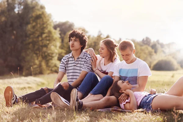 Fröhliche Freundinnen Und Freunde Haben Fröhliche Ausdrücke Schauen Irgendwo Positiv — Stockfoto