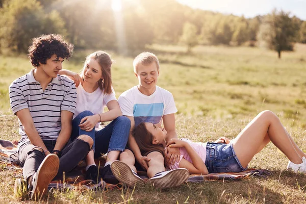 Piękne Nastolatki Miłość Wyrazić Wzajemne Uczucie Mają Dodatnią Wyrażenia Piknik — Zdjęcie stockowe