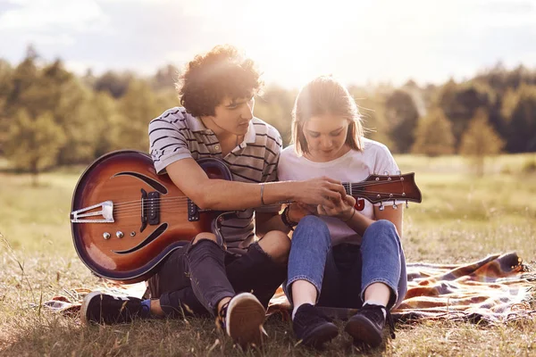 Hombre tocando guitarra para su novia fotos de stock, imágenes de Hombre tocando guitarra para su novia sin royalties - Página 2 | Depositphotos Hombre tocando guitarra para su novia fotos de stock, imágenes de Hombre tocando guitarra para su novia sin royalties - Página 2 | Depositphotos