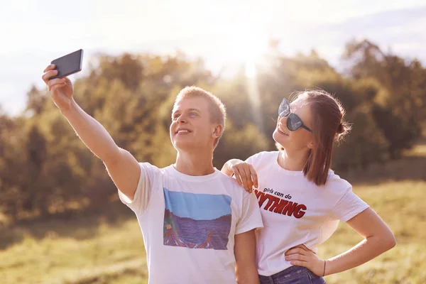 Arkadaşlarım Selfie Yapmak Için Poz Akıllı Telefon Tutun Hafifçe Gülümse — Stok fotoğraf