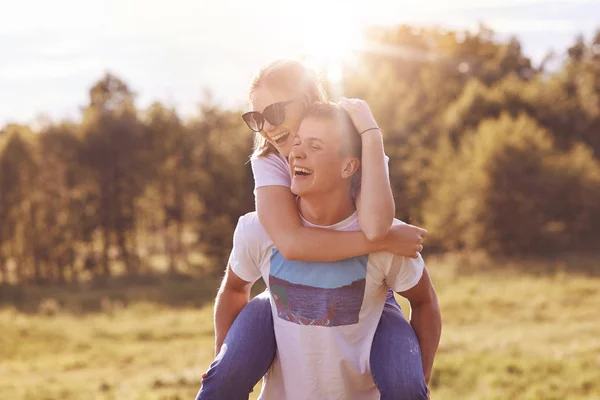 Beau Couple Debout Extérieur Amusez Vous Garçon Donne Piggyback Meilleure — Photo