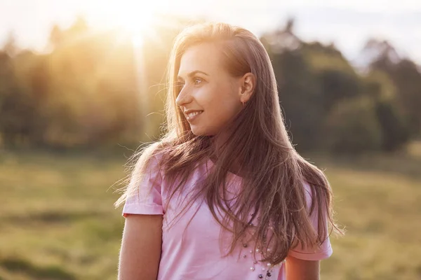 Pensive Heureuse Jeune Femme Européenne Aux Cheveux Longs Regarde Soigneusement — Photo