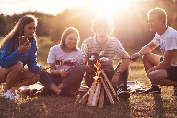 Foto Von Glücklichen Klassenkameraden Oder Freunden Die Marshmallows Über Dem — Stockfoto