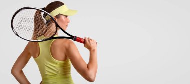 Reklam veya sloganı için kopya alanı ile beyaz arka plan arkadan görünüm sportif kadın seviyor tenis, tutar raket, giyer rahat t gömlek ve kap, oynamak ve rekabet, hazır duruyor