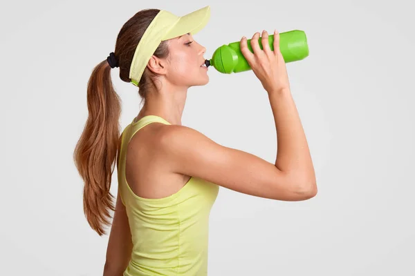 Sideways Shot Exhausted Tennis Player Drinks Water Feels Thirrsty Active — Stock Photo, Image