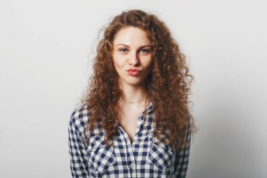 Mutlu genç erkek çekici appeaance ile dudak Gücenmek ve yüz buruşturma, beyaz stüdyo arka plan karşı kamera poz yapar. Güzel bir kadın yalnız eğlenir. Yüz ifadeleri ve insanlar kavramı