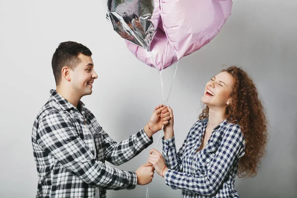 Uma Jovem Mulher Positiva Não Espera Receber Presentes Namorado Homem — Fotografia de Stock