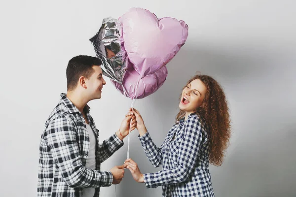 Mulher Encaracolado Alegre Bonito Feliz Para Receber Balões Coração Namorado — Fotografia de Stock