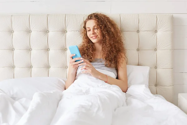 Beautiful Young Woman Checks Social Apps Smart Phone Sits Comfortable — Stock Photo, Image