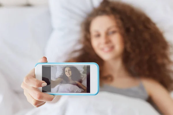 Female Makes Selfie Mobile Phone Poses Camera Makes Photo Herself — Stock Photo, Image