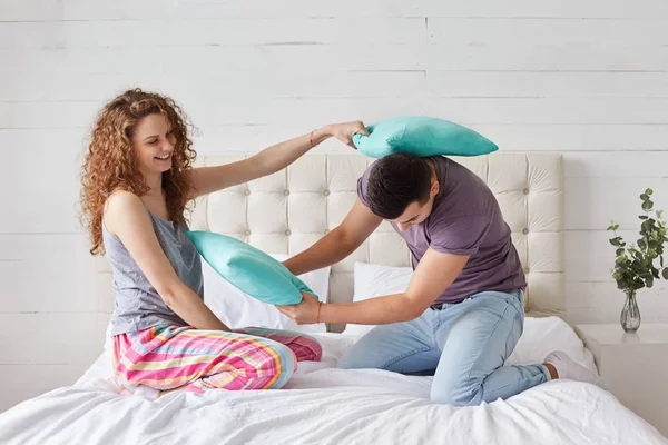 Happy Young Couple Spend Free Time Home Bedroom Make Pillow — Stock Photo, Image