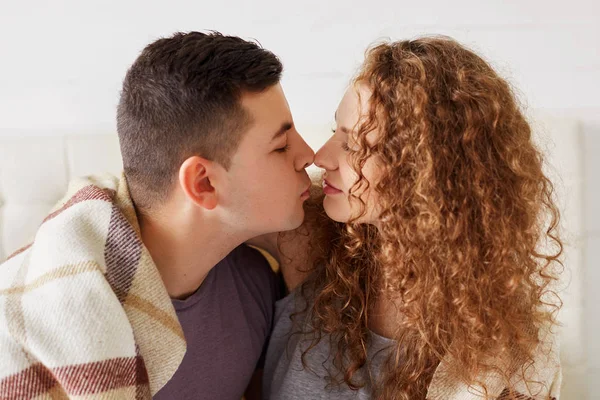 Horizontale Portret Van Aanhankelijk Jonggehuwde Paar Touch Neuzen Gonna Kiss — Stockfoto