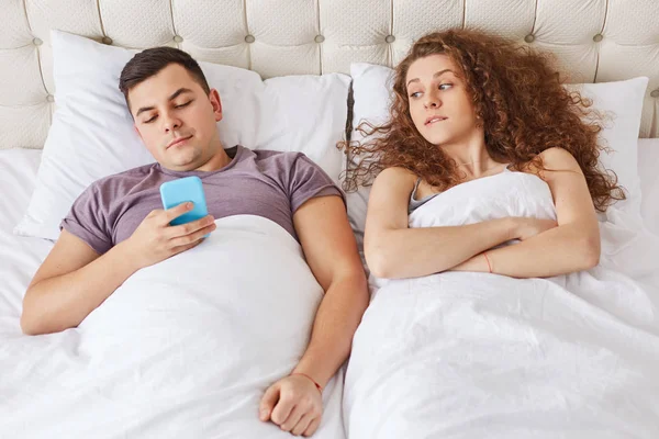 Симпатичные Брюнетки Мужских Сообщений Кем Телефоне Лежит Постели Ревнивая Жена — стоковое фото