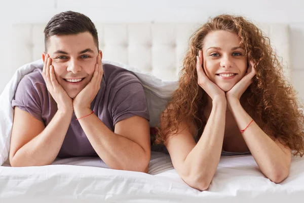 Gelukkig Jonge Vrouwelijke Mannelijke Houden Handen Onder Kin Comfortabele Witte — Stockfoto