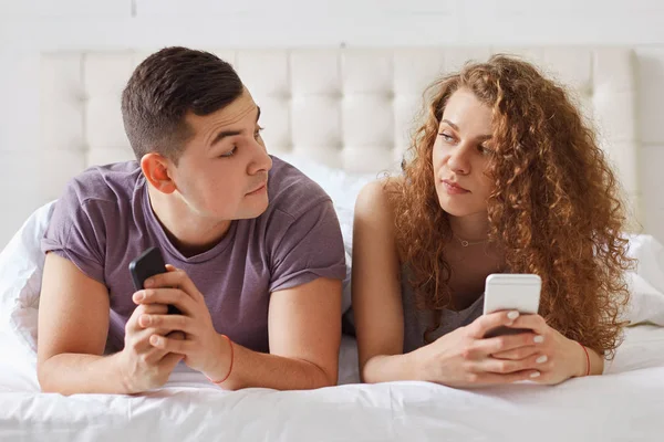 Binnen Schot Van Addcited Familie Paar Liggen Comfortabele Bed Slaapkamer — Stockfoto