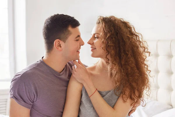 Retrato Casal Encantador Afetuoso Mulher Encaracolada Morena Masculina Olham Para — Fotografia de Stock