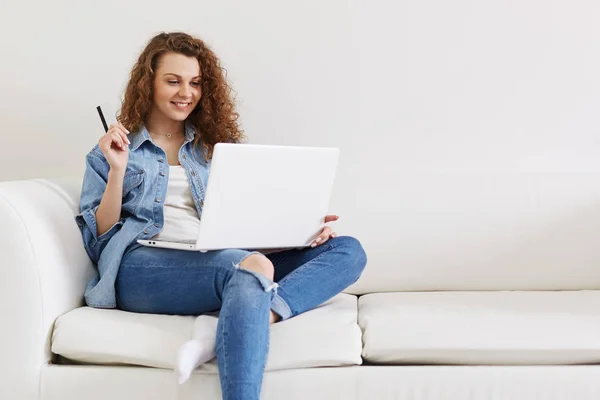 Realxed Beautiful Female Sits Comfortable Sofa Home Holds Laptop Computer — Stock Photo, Image