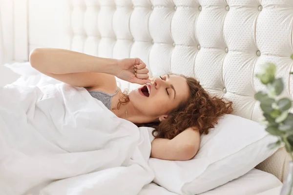 Morning Awakening Concept Young Woman Yawns Lies Comfortable Bed Wants — Stock Photo, Image