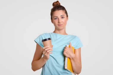 Kavramı üzerinde. Clueless kız öğrenci belirsiz minderlerle şaşkın, paket servisi olan restoran kahve ve kitap tutan, kafede arkadaşlarıyla gitmek için çok iş sahip olup olmadığını şüphe, üniversite sınavları için hazırlar