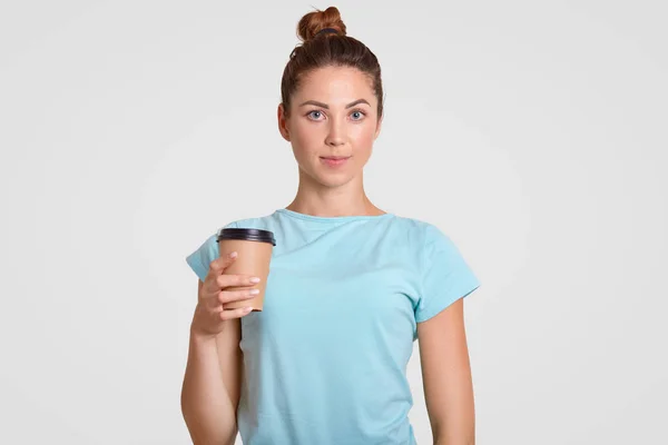 캐주얼 라이트 셔츠를 즐거운 보이는 여자의 초상화 커피의 일회용 휴식을가지고 — 스톡 사진