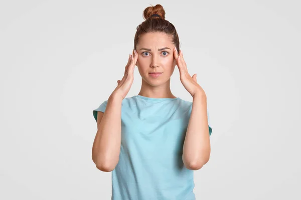 Jeune Femme Européenne Aux Cheveux Foncés Peignés Noeud Réfléchit Fort — Photo