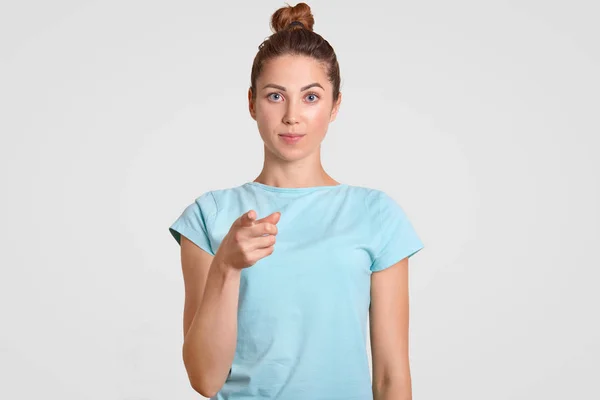 카메라에서 손가락으로 가리키는 캐주얼 티셔츠를 그녀의 사람들 — 스톡 사진