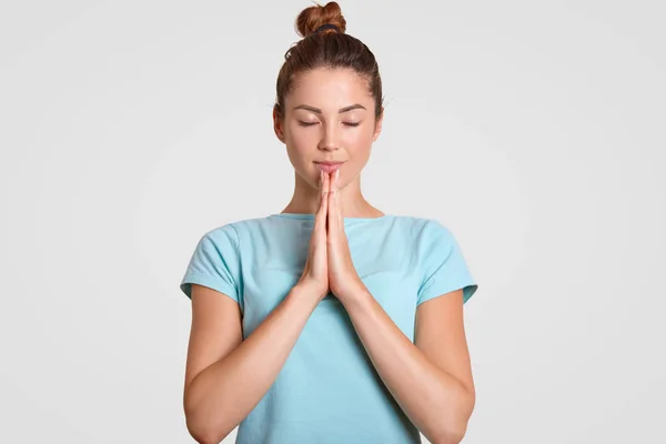 Nadějný Žena Udržuje Dlaně Přitlačovány Modlí Dobrého Wellness Oblečený Neformální — Stock fotografie