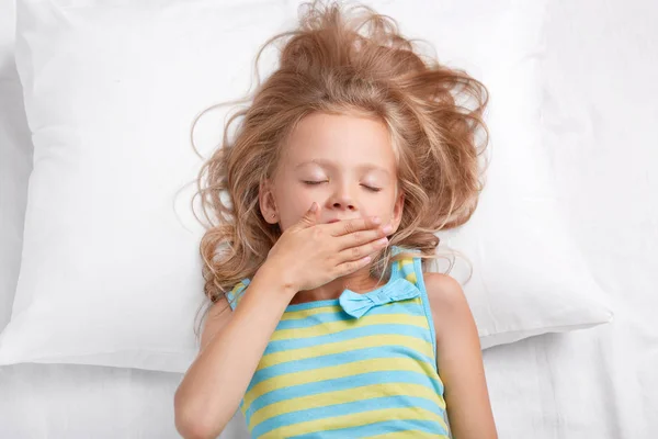 Pretty Sleepy Beautiful Small Female Girl Keeps Eyes Closed Palm — Stock Photo, Image