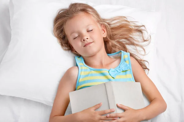 View Lovely Girl Long Light Hair Sleeps Reading Fairy Tale — Stock Photo, Image