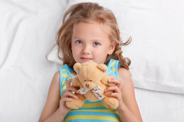 Adorble Kleine Kind Met Blauwe Ogen Licht Haar Gekleed Nachtkleding — Stockfoto