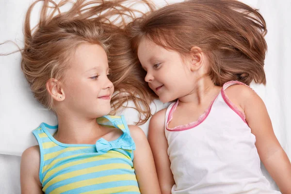 Two Small Sisters Sleep Together Look Positive Expressions Each Other — Stock Photo, Image