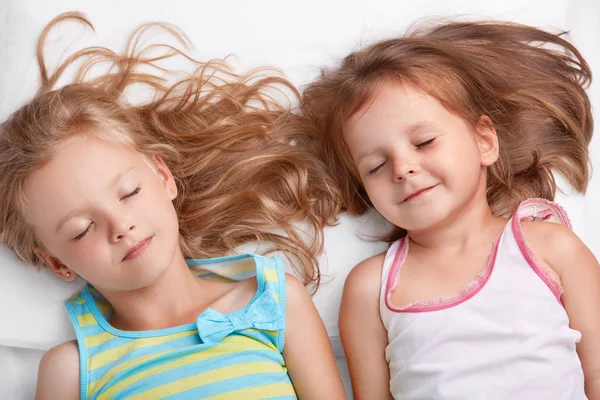 Top View Pleased Attractive Small Girls Sisters Smile Together Sleep — Stock Photo, Image