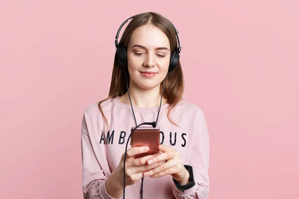 Wanita Muda Cantik Menikmati Musik Yang Bagus Headphone Menonton Video — Stok Foto