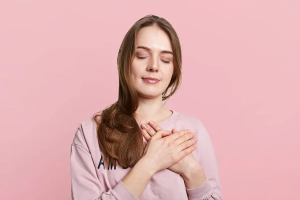 Inomhus Skott Younf Brunett Kvinna Har Vänlig Blick Håller Händerna — Stockfoto