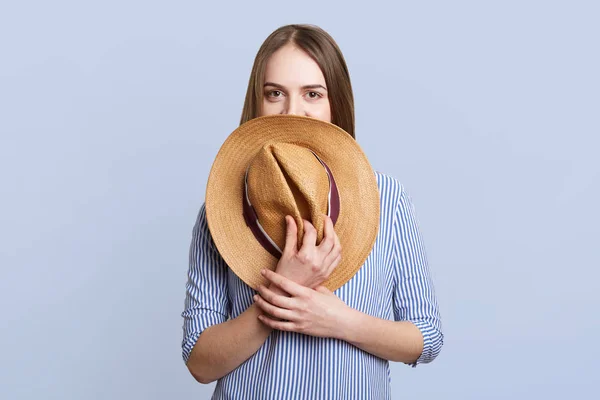 Jolie Femme Mystérieuse Vêtements Bleus Cache Sous Chapeau Paille Pose — Photo