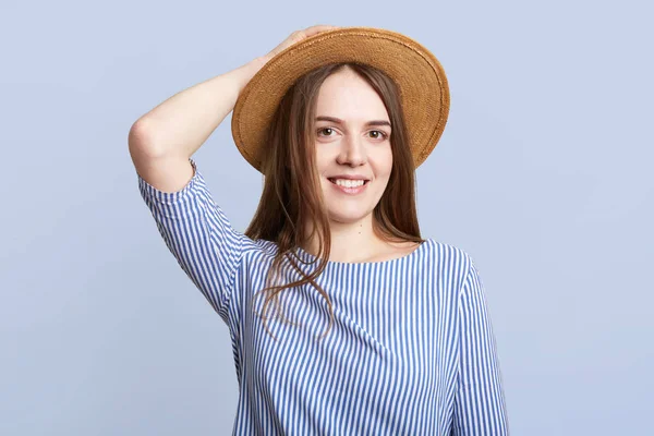 Sorrindo Modelo Feminino Adorável Usa Chapéu Palha Blusa Listrada Estar — Fotografia de Stock