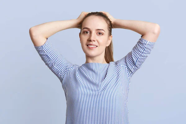 Porträt Einer Hübschen Studentin Mit Angenehmem Lächeln Und Attraktivem Aussehen — Stockfoto