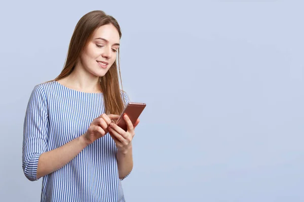 Fashionable Female Stylish Clothes Holds Smart Phone Checks Her Bank — Stock Photo, Image