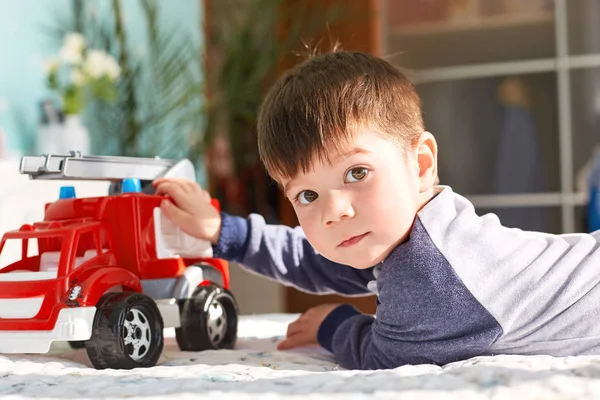 Σκούρα Μαλλιά Μικρό Παιδί Παίζει Αυτοκίνητο Παιχνίδι Στο Υπνοδωμάτιο Μοιάζει — Φωτογραφία Αρχείου