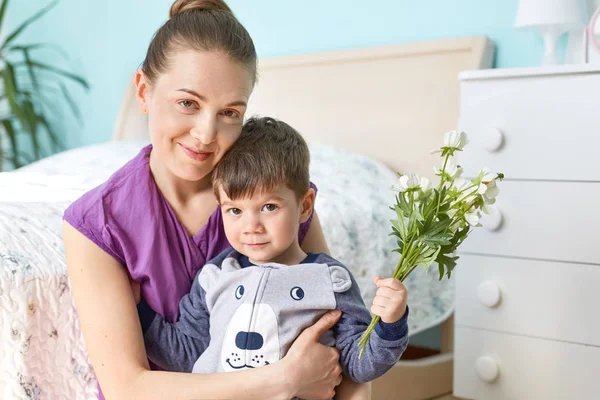 Joven Madre Linda Con Pequeño Hijo Varón Vestido Pijama Sentarse —  Fotos de Stock