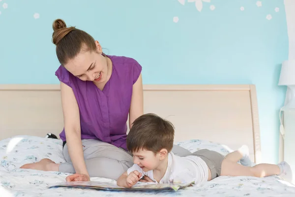 Pretty Young Mother Reads Interesting Bedtime Story Her Little Son — Stock Photo, Image