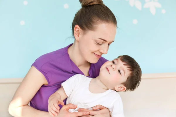 Young Adorable European Mother Embraces Son Have Joy Together Spend — Stock Photo, Image