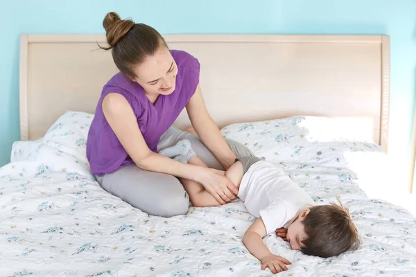 Portrait Lovely Yong Mother Dressed Casually Being Maternity Leave Takes — Stock Photo, Image