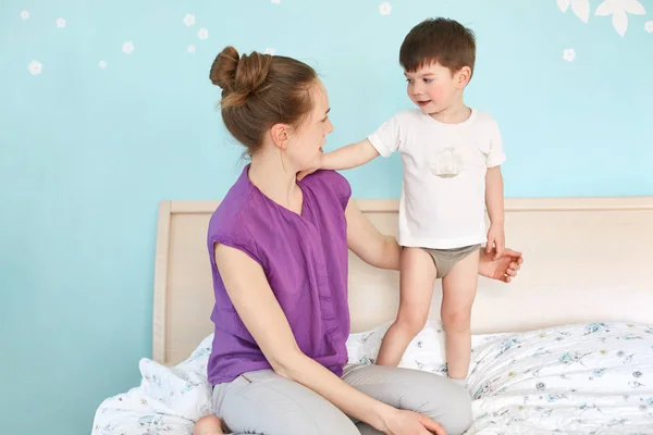 Photo Young Female Hair Knot Looks Her Little Son Who — Stock Photo, Image