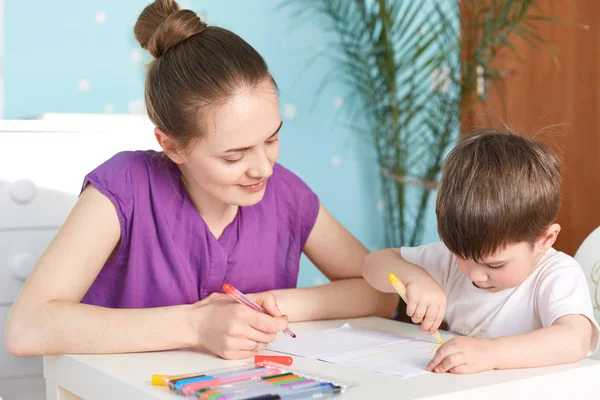 Mutter Und Ihr Fünfjähriger Sohn Malen Mit Bunten Filzstiften Auf — Stockfoto