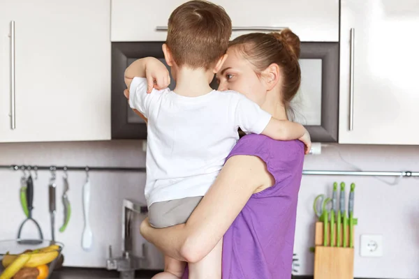 Baksidan Ung Smal Mor Håller Son Händerna Stå Kök Mot — Stockfoto