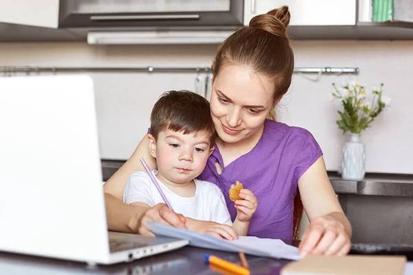 Busy Working Mother Sits Front Opened Laptop Computer Tries Conecntrate — Stock Photo, Image