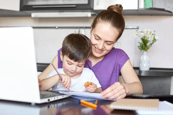 Cheerful Mother Cares Her Son Being Maternity Leave Works Freelance — Stock Photo, Image