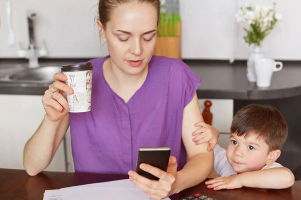 Cropped Image Concentrated Female Worker Does Remote Work Messages Employee — Stock Photo, Image