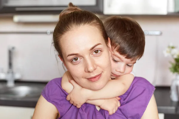 Close Shot Lovely Small Kid Embraces Passionately His Mother Loves — Stock Photo, Image
